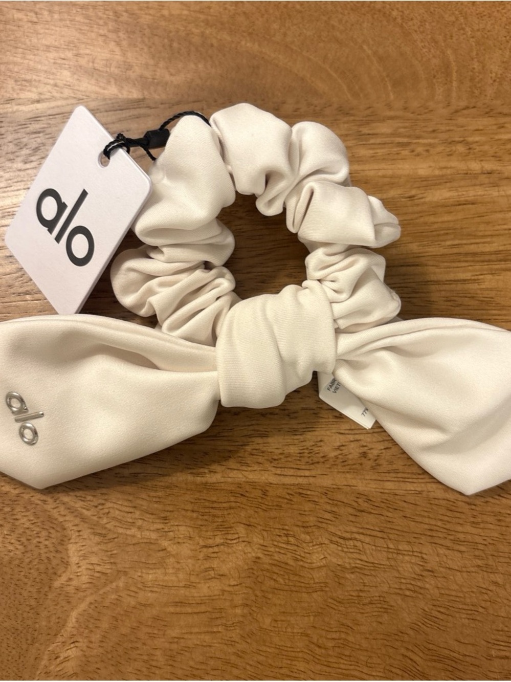 ALO Yoga Cream Bow Scrunchie
